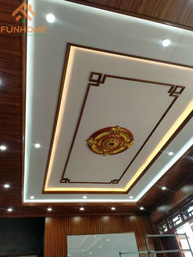 Trần nhựa giả gỗ trang trí kết hợp phào chỉ và tấm trần phẳng